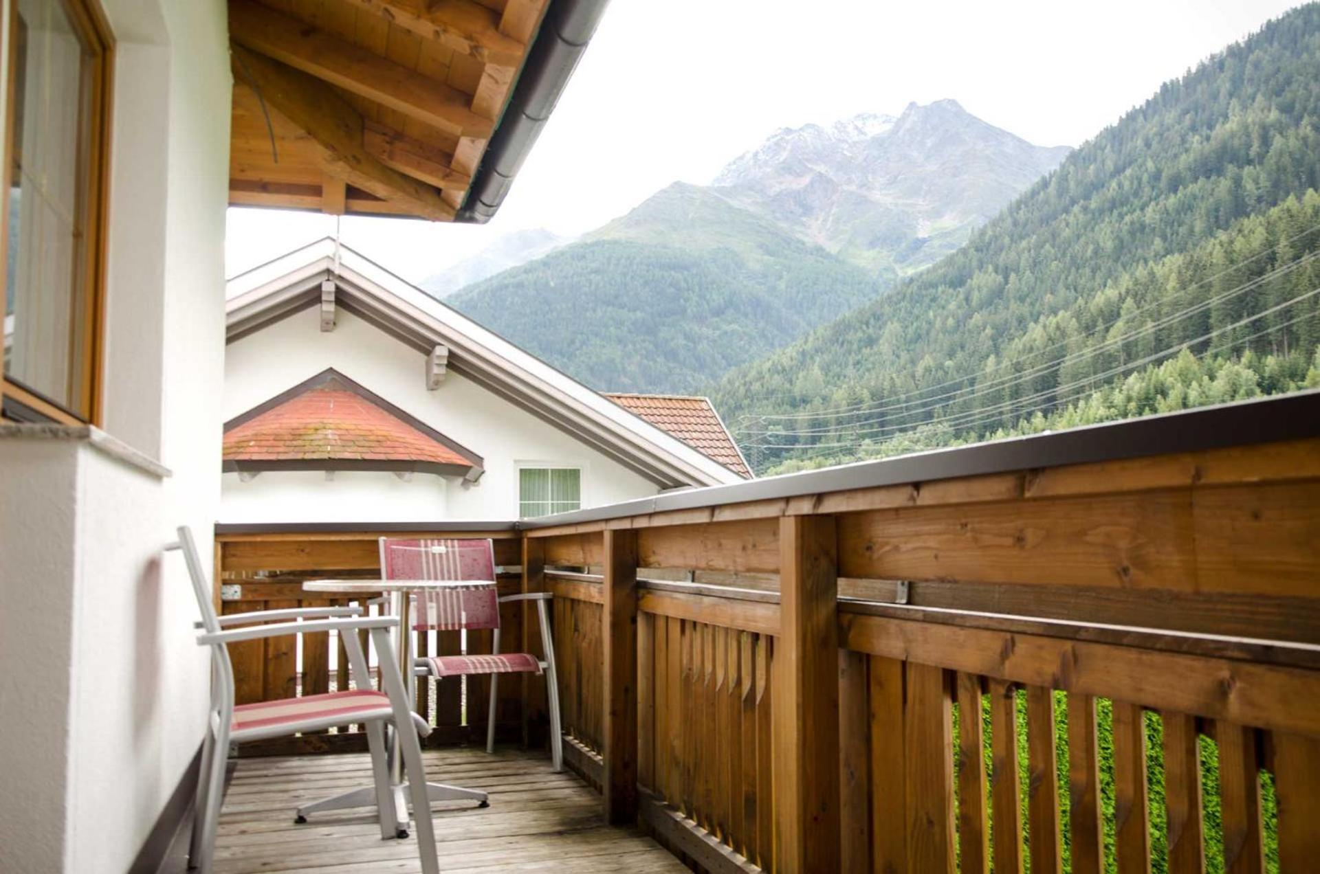 Haus Alpin Apartments Pettneu am Arlberg Extérieur photo